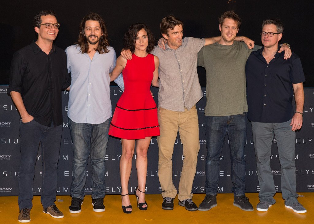 From the Right Side: Wagner Moura, Diego Luna and Alice Braga with other actors and Matt Damon -  Elysium.